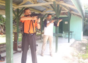 Kapolres Kampar Pimpim Latihan Menembak di Lapangan Batalyon 132/BS.