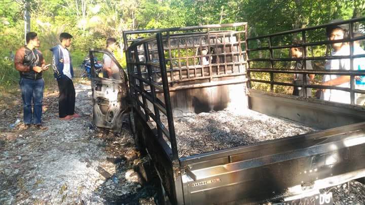 Maling Kerbau Tewas di Hajar Massa Mobilnya Hangus Terbakar