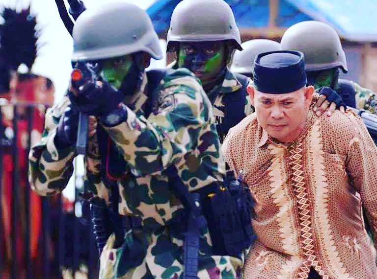 AKSI MEMUKAU PRAJURIT BATALYON MARINIR PERTAHAN PANGKALAN VIII MERIAHKAN MANADO FIESTA 2018.