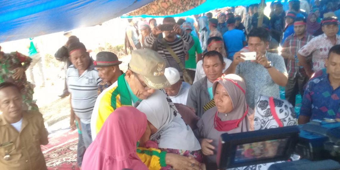 Azis Zaenal menemui masyarakat Desa Koto Aman Kecamatan Tapung Hilir yang telah enam hari bertahan di pinggir Jalan Lintas Petapahan