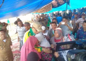 Azis Zaenal menemui masyarakat Desa Koto Aman Kecamatan Tapung Hilir yang telah enam hari bertahan di pinggir Jalan Lintas Petapahan