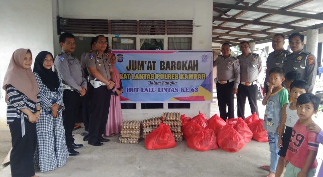 Peringati HUT Polantas ke-63, Kasat Lantas Polres Kampar Gelar Jumat Barokah di Desa Terantang