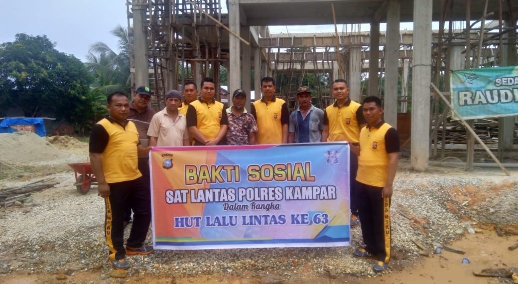 Satlantas Polres Kampar Gelar Bakti Sosial, Sumbang Material dan Goro di Masjid