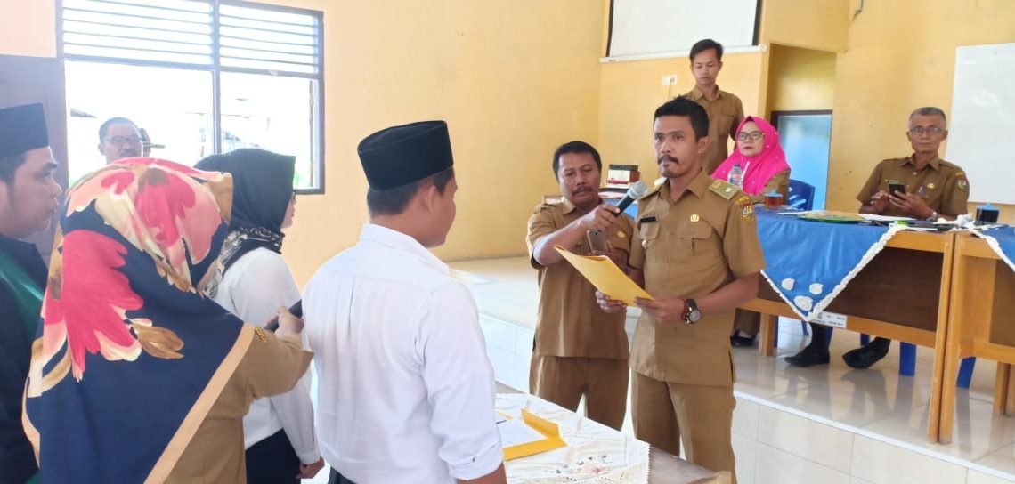 Kades Tanjung Sawit Lantik Kaur Pembangunan dan Kaur Keuangan