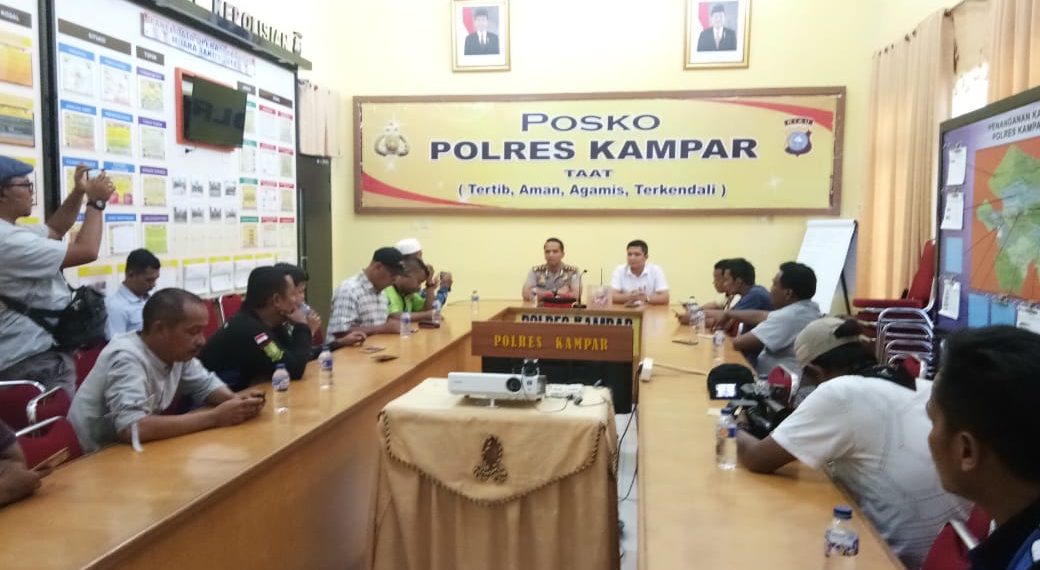 Terkait Aksi Unras Masyarakat Desa Koto Aman, Kapolres Kampar Sampaikan Keterangan Pers