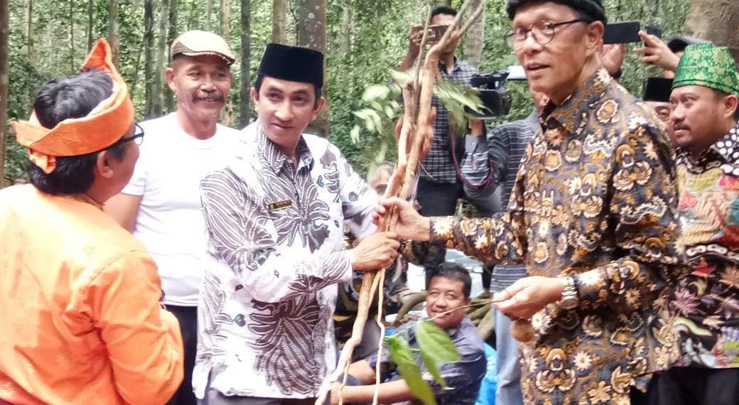 Kades Petapahan serahkan Dokumen usulan hutan adat kepada Bupati Kampar