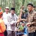 Kades Petapahan serahkan Dokumen usulan hutan adat kepada Bupati Kampar