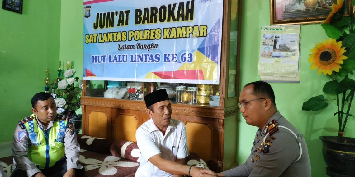 HUT Polantas ke-63, Kasat Lantas Polres Kampar Gelar Kegiatan Jumat Barokah di Desa Koto Masjid