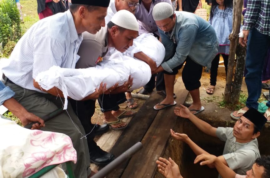 Bhabinkamtibmas Melayat Kerumah Warga di Desa Tanjung Harapan Yang Mengalami Kedukaan