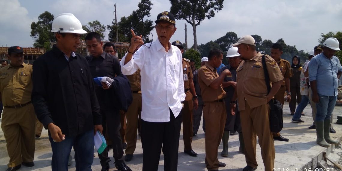 Bupati Kampar H. Azis Zaenal meninjau langsung ke lokasi pembangunan Integrated Cold Storage