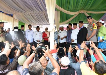 Orang Tua dan Santri IBS Makan Ikan bersama, dengar Tausiyah dan lelang Amal