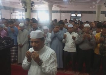 Personel Polres Kampar Bersama Warga Shalat Ghaib Untuk Korban Bencana di Palu dan Donggala