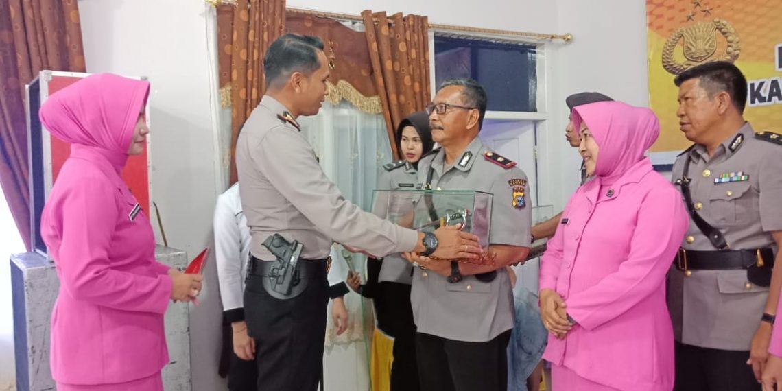 Kapolres Hadiahi Pedang Perwira Untuk Para Pejabat yang Pindah Tugas dari Polres Kampar
