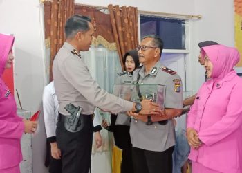 Kapolres Hadiahi Pedang Perwira Untuk Para Pejabat yang Pindah Tugas dari Polres Kampar