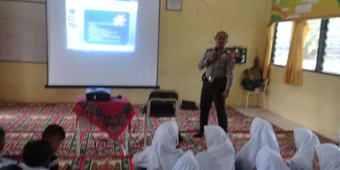 Kapolsek Benai IPTU Dadan Wardan Sulia beserta jajarannya melakukan penyuluhan Narkoba dan Kenakalan Remaja