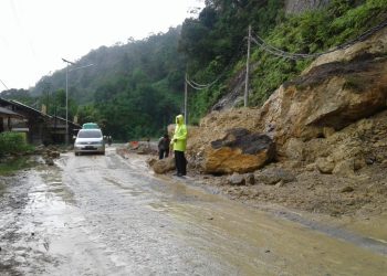Hujan Lebat Sebabkan Longsor di Jalan Lintas Riau – Sumbar, Arus Lalin Sementara Sistem Buka Tutup