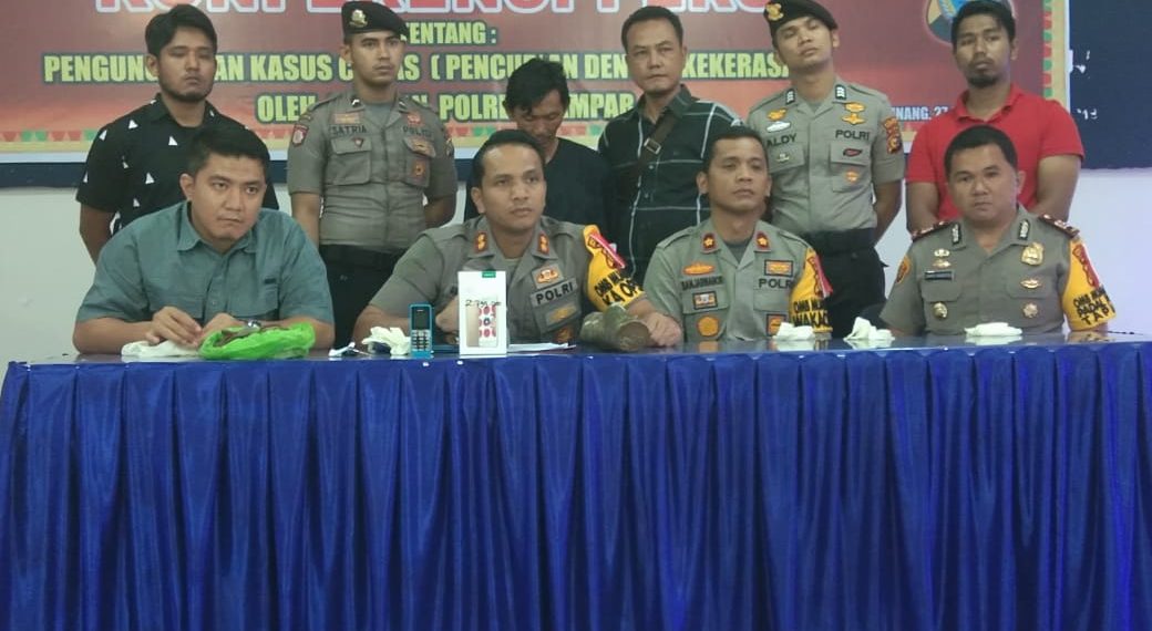 Kapolres Kampar Gelar Konferensi Pers Terkait Kasus Curas di Desa Karya Indah