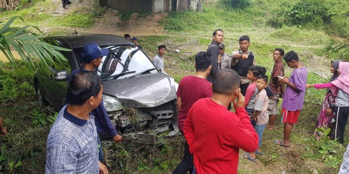Kecelakaan Tunggal di Jalan Lintas Pekanbaru Bangkinang, Sebuah Mobil Terjun Kebawah Jembatan
