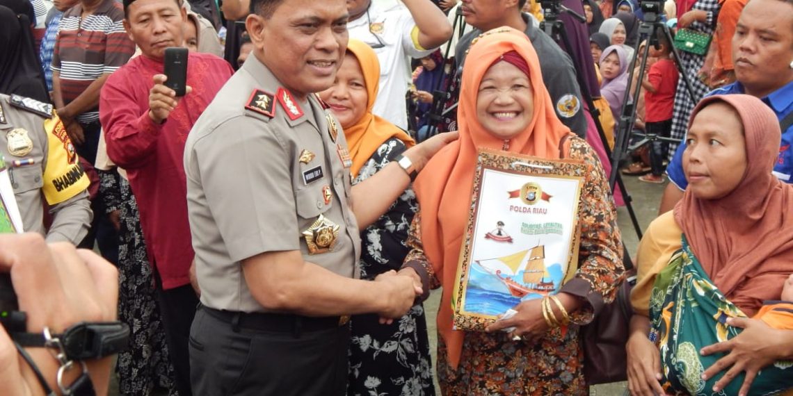 Polda Riau Gelar Bakti Kesehatan dan Pembagian Sembako untuk 3000 Warga di Kec. Tambang