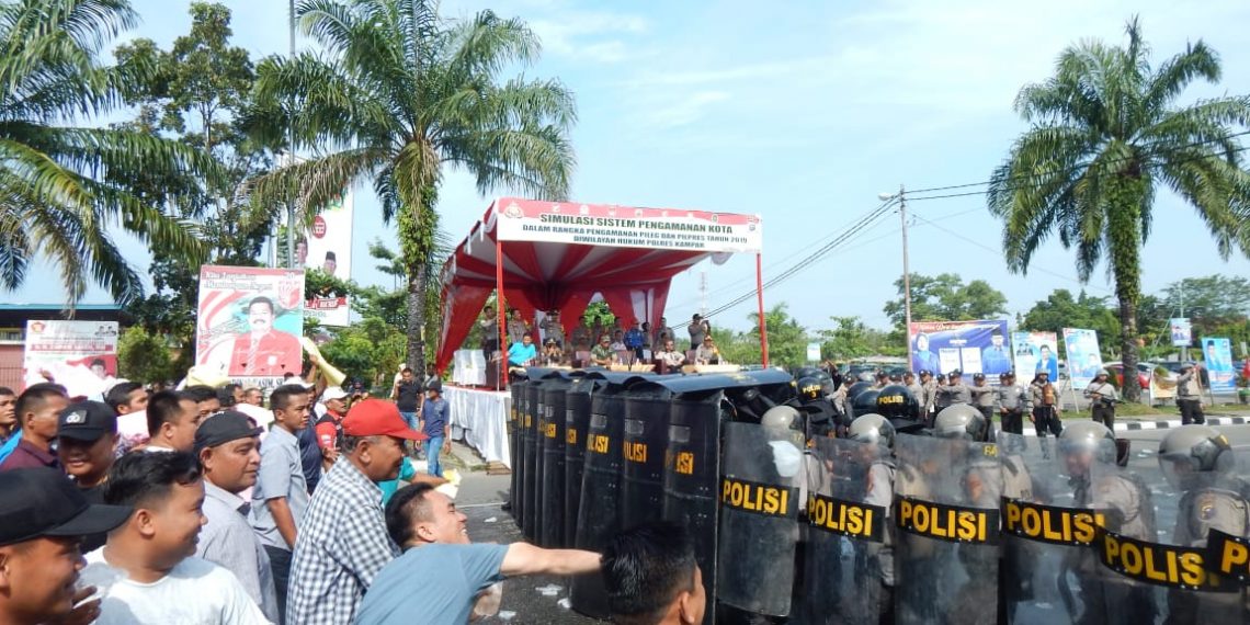 Polres Kampar Gelar Simulasi Sispamkota Libatkan Ratusan Personel Polri, TNI dan Satpol PP