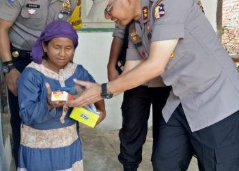 Kunjungi Desa Teratak Buluh, Kakorbinmas Baharkam Polri Bantu 2 Warga Kurang Mampu