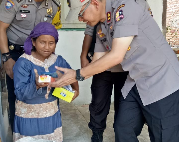 Kunjungi Desa Teratak Buluh, Kakorbinmas Baharkam Polri Bantu 2 Warga Kurang Mampu