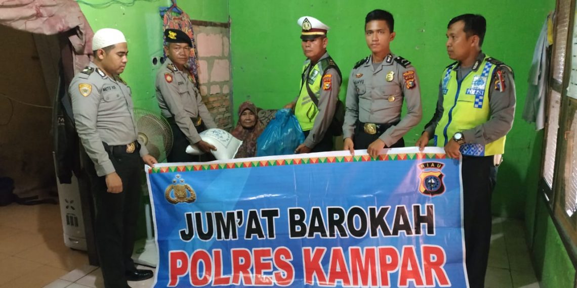 Jumat Barokah : Personel Polres Kampar Bagikan Sembako untuk Warga Kurang Mampu