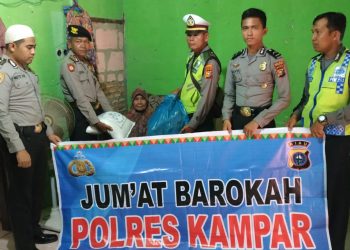Jumat Barokah : Personel Polres Kampar Bagikan Sembako untuk Warga Kurang Mampu