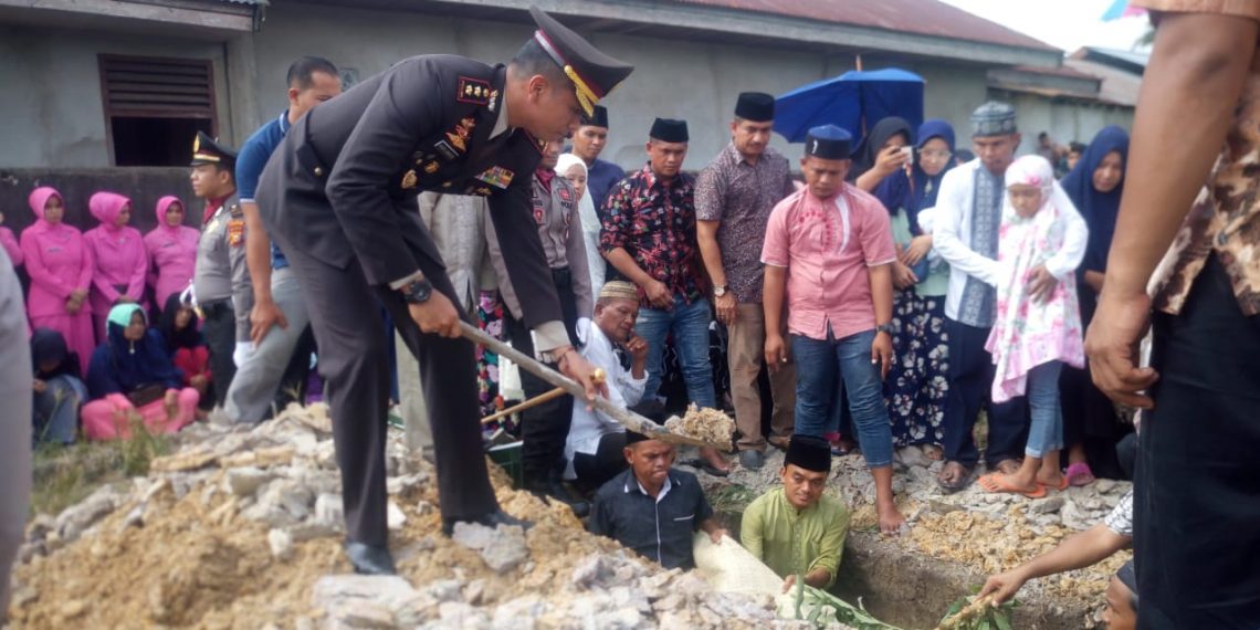 Kapolres Kampar Pimpin Upacara Pemberangkatan dan Pemakaman Almarhum Aiptu Suparno