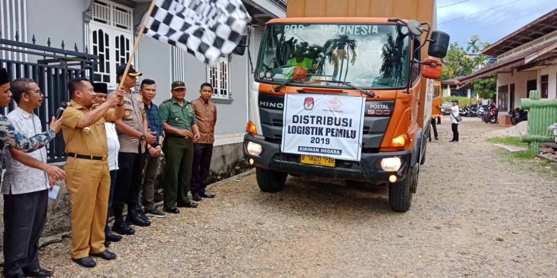 Bupati Kampar Bersama Forkopimda Lepas Pendistribusian Logistik Pemilu ke PPK