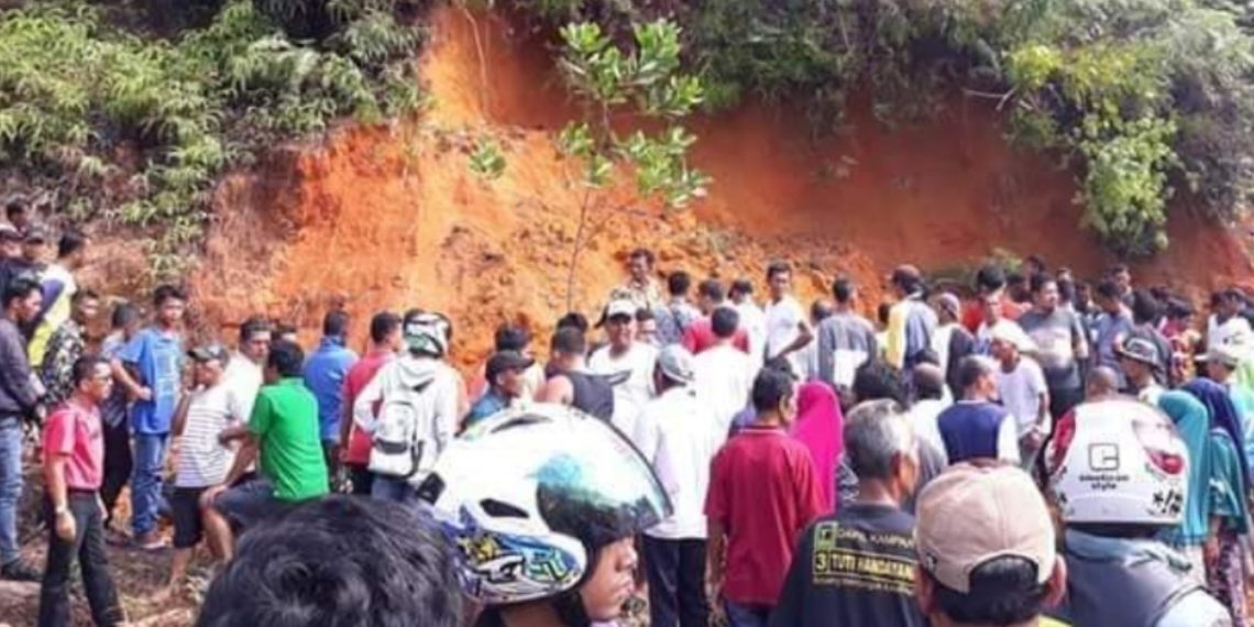 2 Orang Tewas Tertimbun Saat Goro Mengambil Tanah Lereng Bukit untuk Perbaikan Mushalla