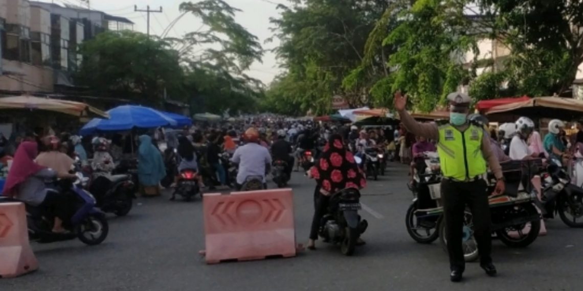 Cegah Kemacetan dilokasi Pasar Ramadhan, Satlantas dan Dishub Kampar Lakukan Pengaturan