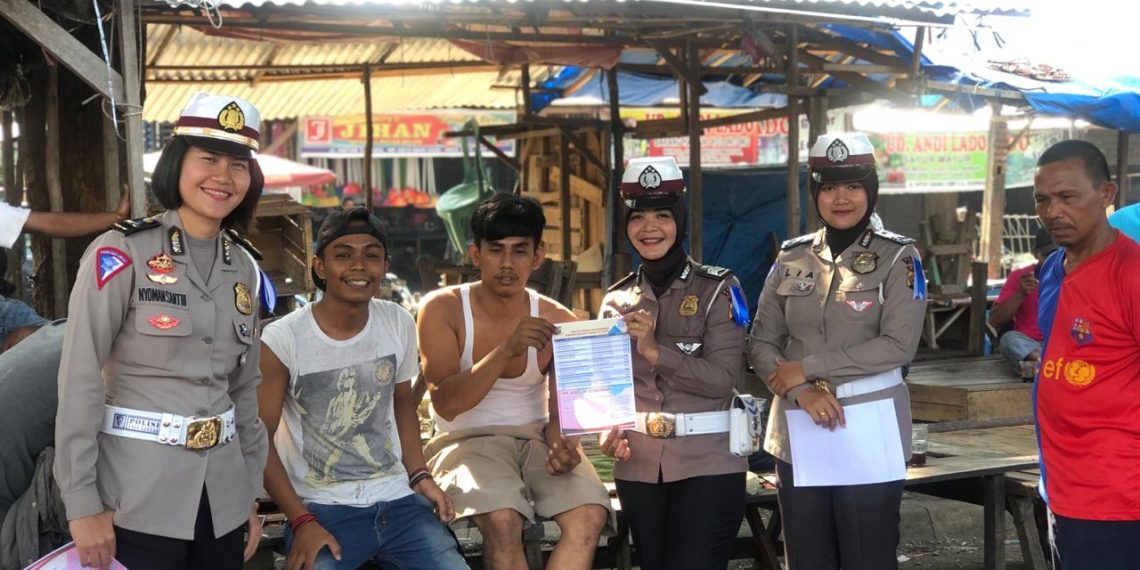 Ops Keselamatan MT 2019 : Polwan Polres Kampar Bagikan Stiker dan Brosur, Ajak Masyarakat Tertib Berlalulintas