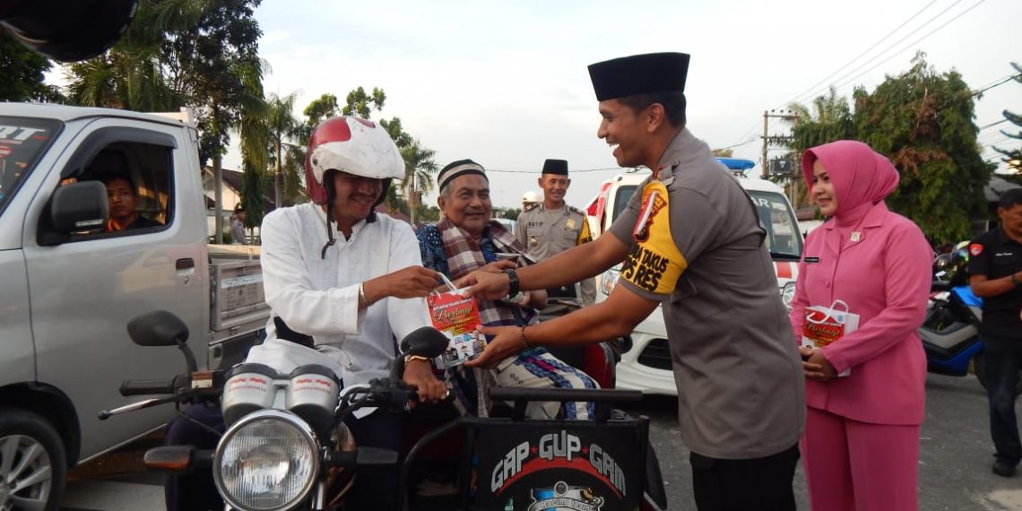 Ops Keselamatan MT 2019 : Polres Kampar Bagi Takjil untuk Pengguna Jalan yang Tertib Berlalulintas