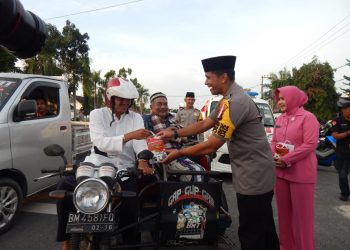 Ops Keselamatan MT 2019 : Polres Kampar Bagi Takjil untuk Pengguna Jalan yang Tertib Berlalulintas