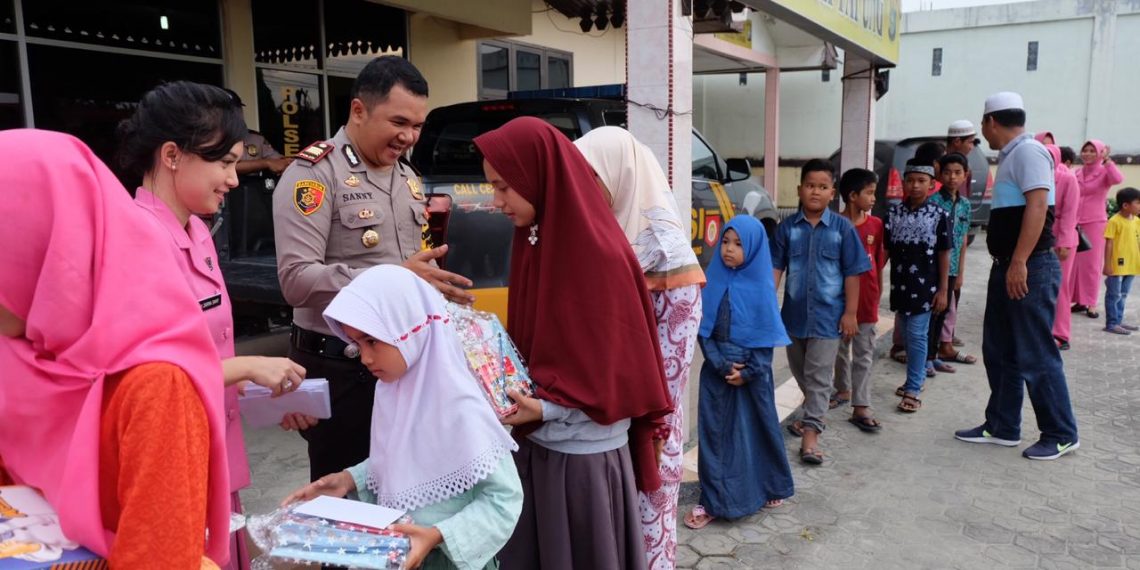 Polsek Tapung Bagikan Takjil untuk Masyarakat dan Beri Santunan untuk Anak Yatim