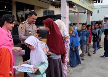 Polsek Tapung Bagikan Takjil untuk Masyarakat dan Beri Santunan untuk Anak Yatim