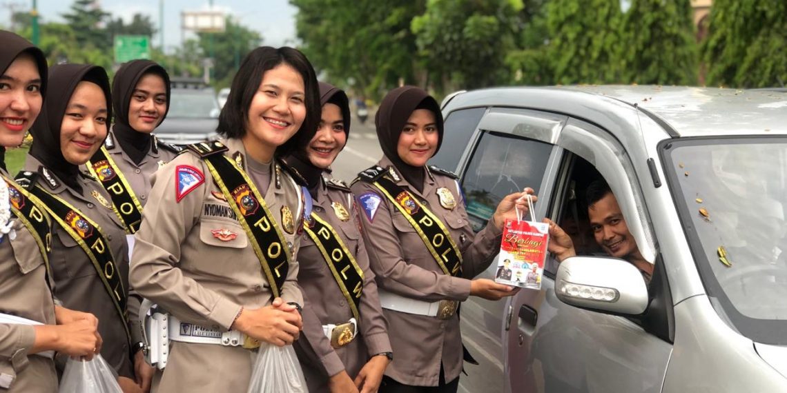 Polwan Polres Kampar Bagikan Takjil dan Nasi Bungkus untuk Warga dan Pengendara yang Tertib