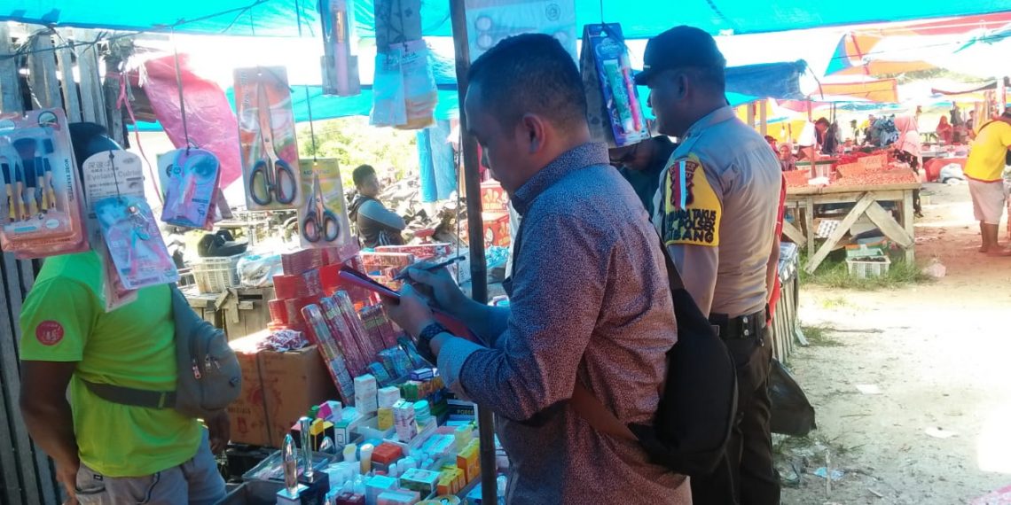 Operasi K2YD : Polsek Tambang Razia Pedagang Mercon dan Miras serta Produk Kadaluarsa
