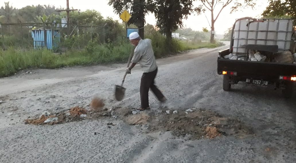 Luar Biasa !! Kepedulian Seorang Kakek Warga Tapung ini Untuk Keselamatan Pengguna Jalan