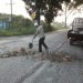 Luar Biasa !! Kepedulian Seorang Kakek Warga Tapung ini Untuk Keselamatan Pengguna Jalan