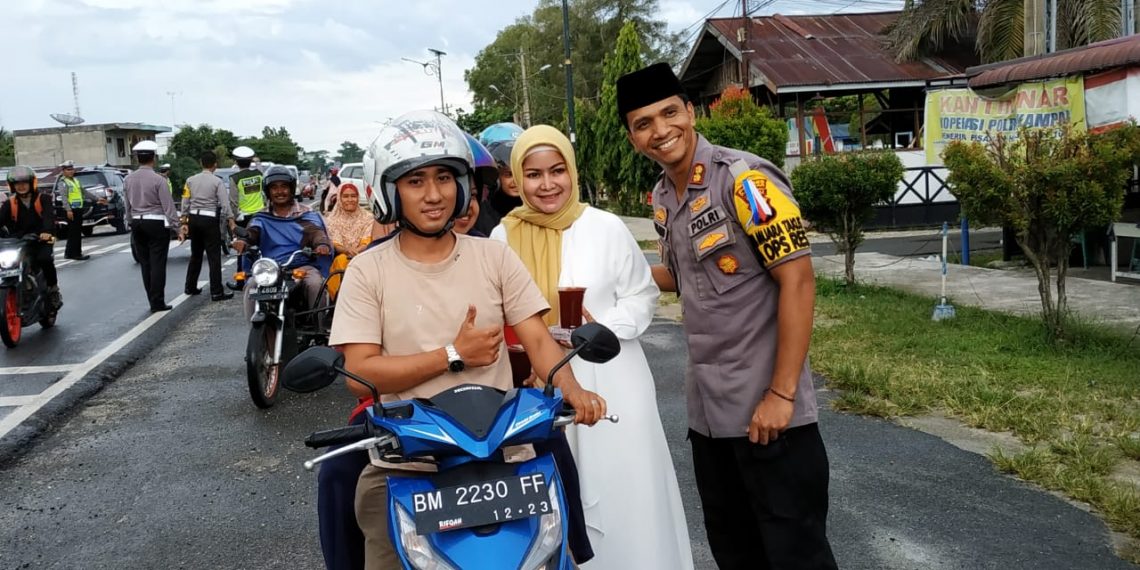 Polres Kampar Kembali Bagi Takjil untuk Masyarakat yang Tertib Berlalulintas