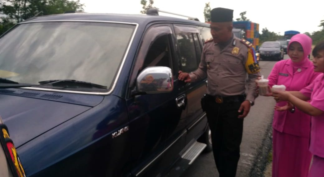 Polsek Tambang Berbagi Takjil dengan Masyarakat dan Gelar Buka Puasa Bersama di Mapolsek