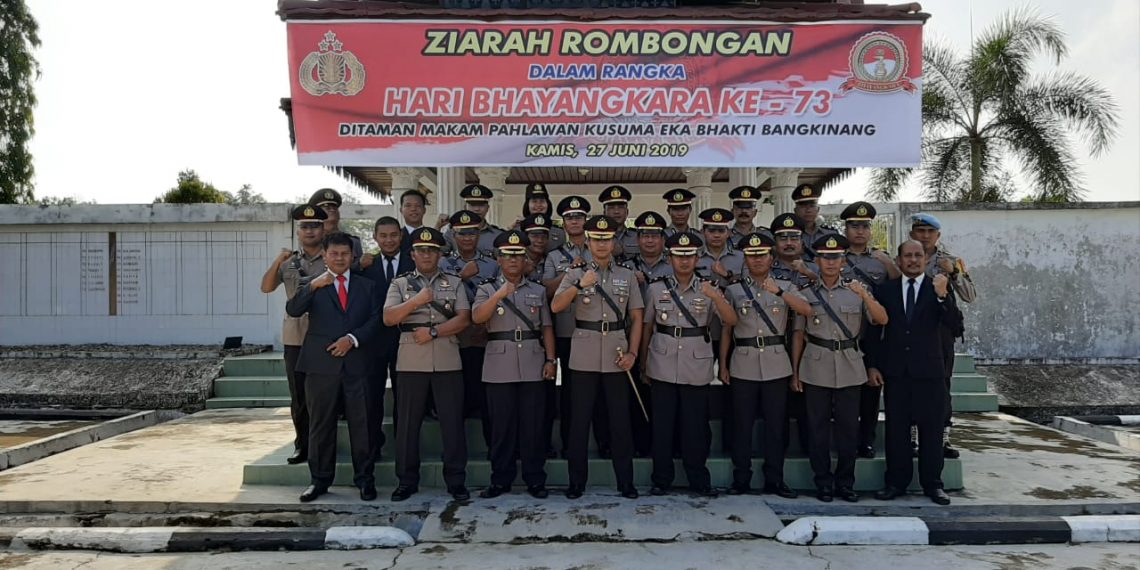 Kapolres Kampar Pimpin Upacara Ziarah Rombongan Memperingati Hari Bhayangkara ke-73