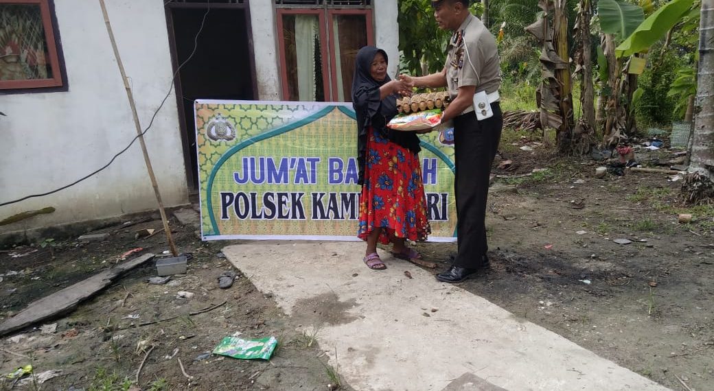 Anggota Polsek Kampar Kiri Sambangi Warga dan Berikan Bantuan Sembako