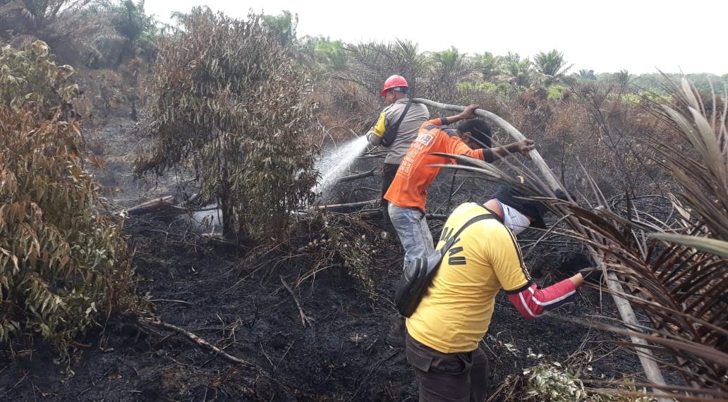 Pasca Kebakaran Lahan, Anggota Polsek Tambang, Babinsa dan Manggala Agni Lakukan Proses Pendinginan
