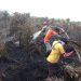 Pasca Kebakaran Lahan, Anggota Polsek Tambang, Babinsa dan Manggala Agni Lakukan Proses Pendinginan