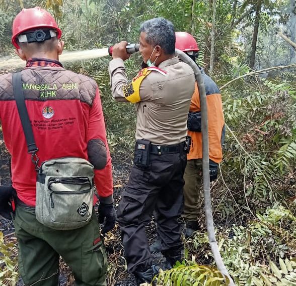 Kapolsek Tambang Koordinir Pemadaman Karlahut di Wilayah Rimbo Panjang