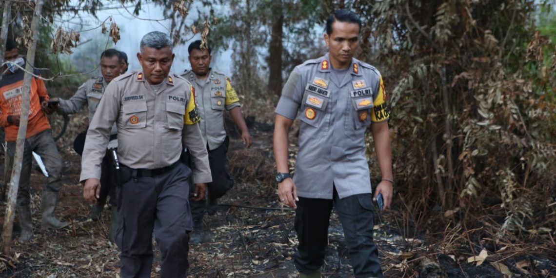 Tinjau Langsung Penanganan Karlahut di Rimbo Panjang, Kapolres Kampar Motivasi Petugas