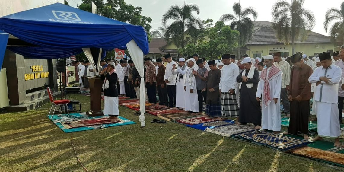 Shalat Idul Adha di Halaman Mapolres Kampar, Khatib Pimpin Do’a Minta Hujan